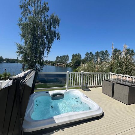 Tattershall Lakes Sunset View Caravan Lakeside, Hot Tub, Garden, Private Fishing Peg & Wifi Экстерьер фото