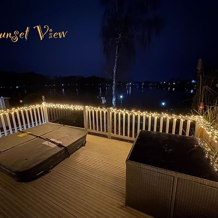 Tattershall Lakes Sunset View Caravan Lakeside, Hot Tub, Garden, Private Fishing Peg & Wifi Экстерьер фото