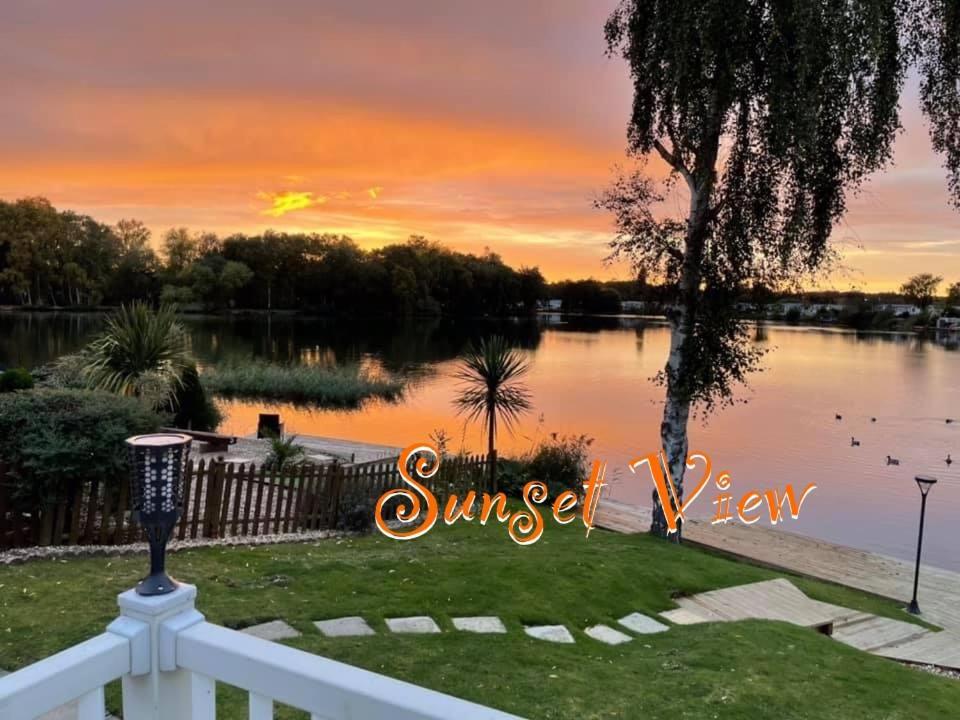 Tattershall Lakes Sunset View Caravan Lakeside, Hot Tub, Garden, Private Fishing Peg & Wifi Экстерьер фото