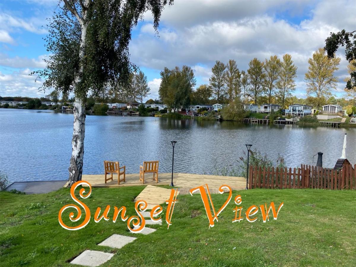 Tattershall Lakes Sunset View Caravan Lakeside, Hot Tub, Garden, Private Fishing Peg & Wifi Экстерьер фото