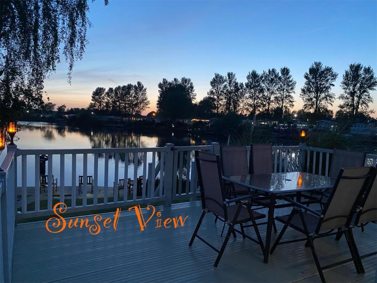 Tattershall Lakes Sunset View Caravan Lakeside, Hot Tub, Garden, Private Fishing Peg & Wifi Экстерьер фото