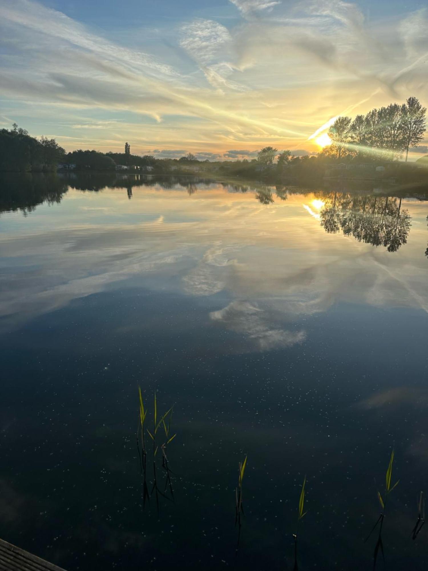 Tattershall Lakes Sunset View Caravan Lakeside, Hot Tub, Garden, Private Fishing Peg & Wifi Экстерьер фото