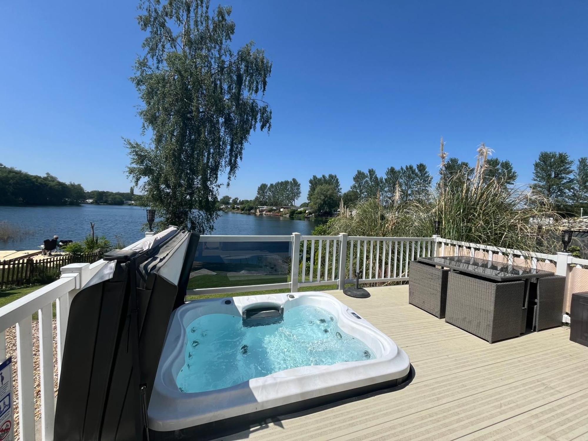 Tattershall Lakes Sunset View Caravan Lakeside, Hot Tub, Garden, Private Fishing Peg & Wifi Экстерьер фото